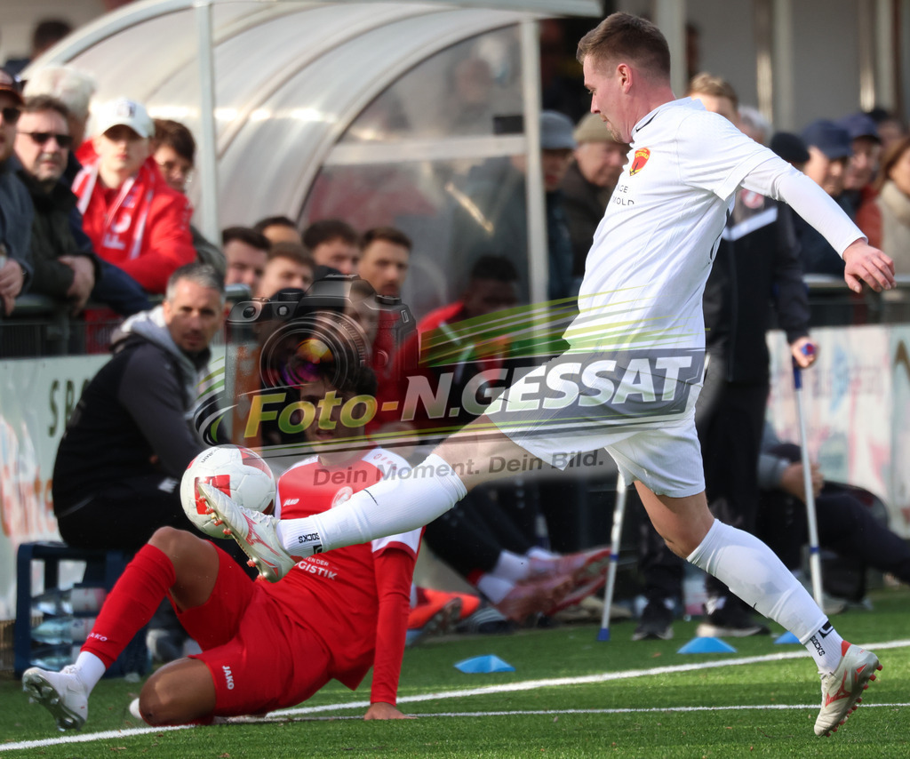 FC RW Kirchlengern - Post TSV Detmold | Auf dem Bild zu sehen: Rot FC RW Kirchlengern: Altan Dincdemir ; Weiß Post TSV Detmold: Thomas StirzFC RW Kirchlengern, Post TSV Detmold, Saison 25/26, Landesliga, Deutschland - Realisiert mit Pictrs.com
