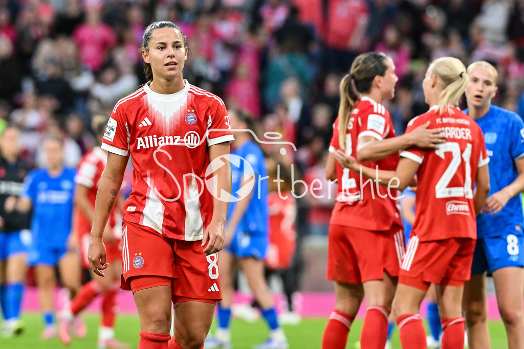 FC Bayern München - Bayer 04 Leverkusen | Grosse Freude bei den Spielerinnen des FC Bayern nach dem Heimsieg gegen Leverkusen, im Bild Lena OBERDORF (FC Bayern München Frauen 8) / Google Pixel Frauen-Bundsliga: FC Bayern München - Bayer 04 Leverkusen; Allianz Arena am 06.09.2025
