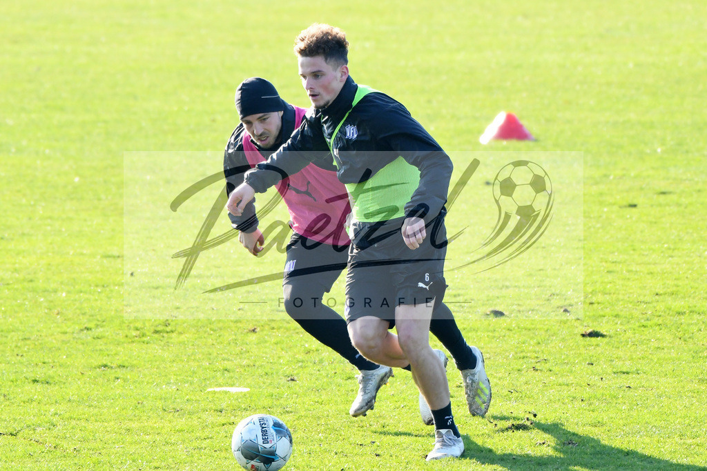 20200207_TRAOSN_0017 | Fußball, Herren: Kevin Wolze (VfL Osnabrueck) und Moritz Heyer (VfL Osnabrueck) im Zweikampf waehrend der Trainingseinheit des VfL Osnabrueck im Sportpark Illoshoehe am 07.02.2020 in Osnabrueck, Deutschland. - Realisiert mit Pictrs.com