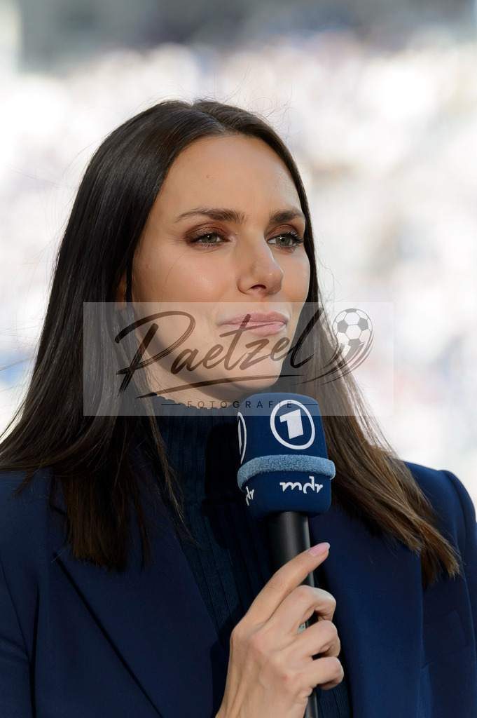 FCMFCK20210904_093 | Fussball, Herren: Sportschau-Moderatorin Esther Sedlaczek schaut beim Spiel der 3. Liga zwischen 1. FC Magdeburg und 1. FC Kaiserslautern in der MDCC-Arena am 04.09.2021 in Magdeburg, Deutschland.DFB / DFL REGULATIONS PROHIBIT ANY USE OF PHOTOGRAPHS AS IMAGE SEQUENCES AND/OR QUASI-VIDEO. - Realisiert mit Pictrs.com