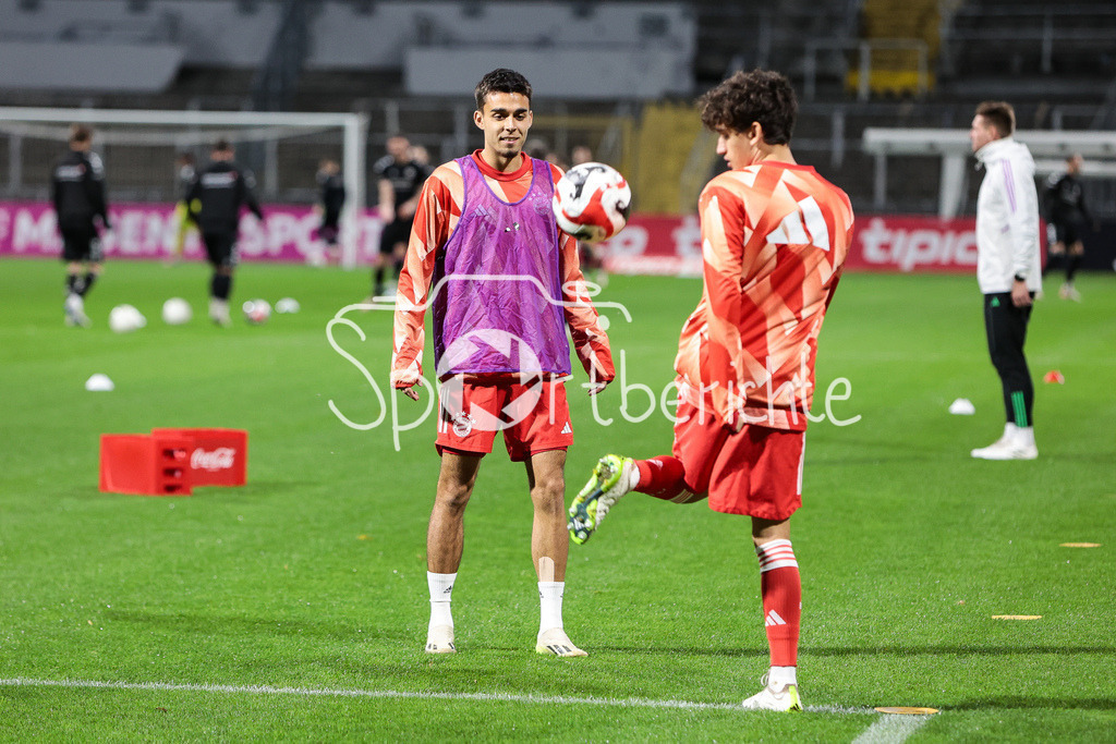 FC Bayern Amateure - SV Wacker Burghausen | Die Spieler der Bayern Amateure machen sich vor der Partie warm / Team / warmup  / Lucas Fernando COPADO SCHROBENHAUSER (FCB #9) / Younes AITAMER (FCB #17)