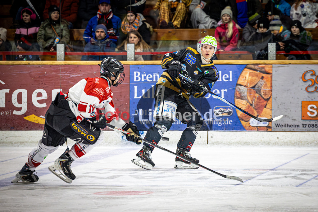 Peißenberg MINERS gegen EHC Königsbrunn LÖWEN | Eishockey Bayernliga 2025/26 Viertelfinale Spiel 4, Peißenberg MINERS gegen EHC Königsbrunn LÖWEN, 20260215,Pass von Filip KRIZ (MINERS 9),2026-02-15 in Peißenberg (flatbuy Arena Peißenberg), Marco REINDL (EHC Königsbrunn 18), Filip KRIZ (MINERS 9)Copyright: WolfgangxLindner www.foto-lindner.de