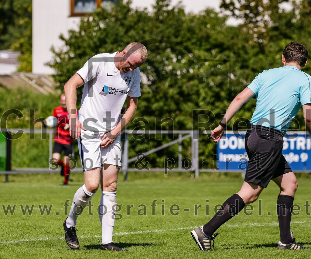 2023-08-19_059_FC_Moosinning_gegen_SV_Reichertsheim | Moosinning, Deutschland, 19.08.2023:
Fußball, Bezirksliga Oberbayern Ost 2023 / 2024, 5. Spieltag, FC Moosinning gegen SV Reichertsheim, Endergebnis: 0:4

Thomas Schaberl (SV Reichertsheim, #5), Schiedsrichter Franz-Josef Möller

Foto: Christian Riedel / fotografie-riedel.net