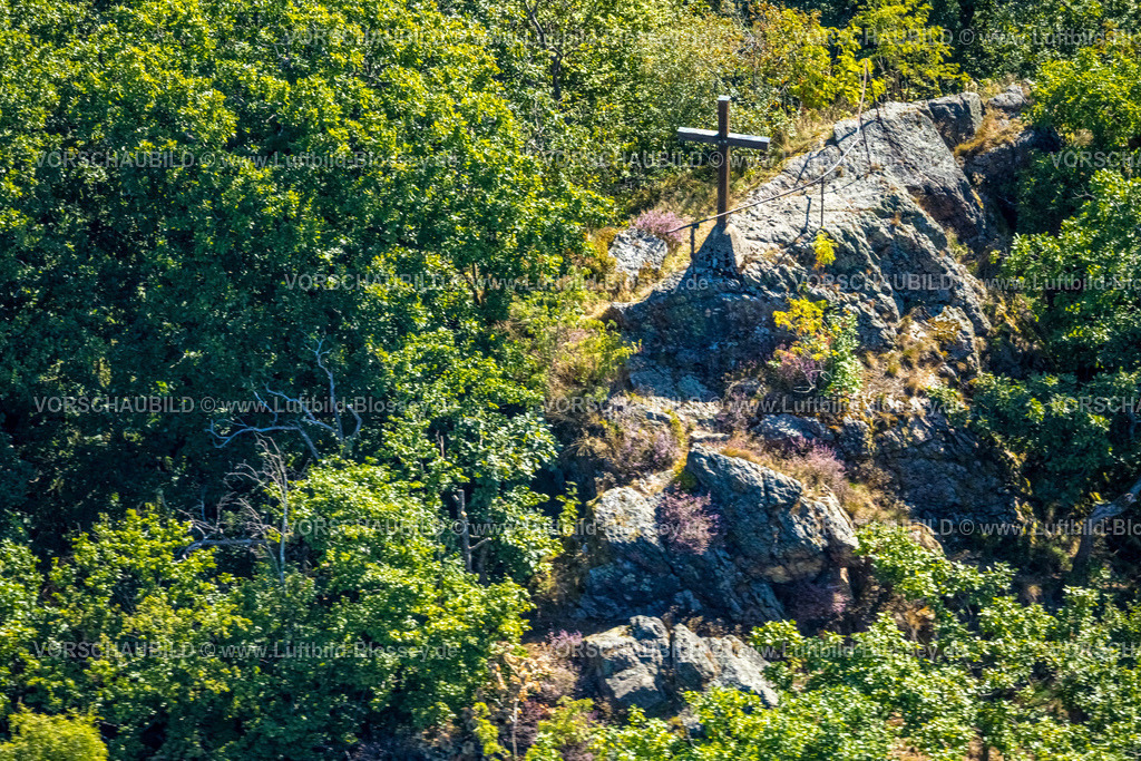 Kirchhundem250811770 | Luftbild, Albaumer Klippen Waldgebiet mit Kreuz, Albaum, Kirchhundem, Sauerland, Nordrhein-Westfalen, Deutschland