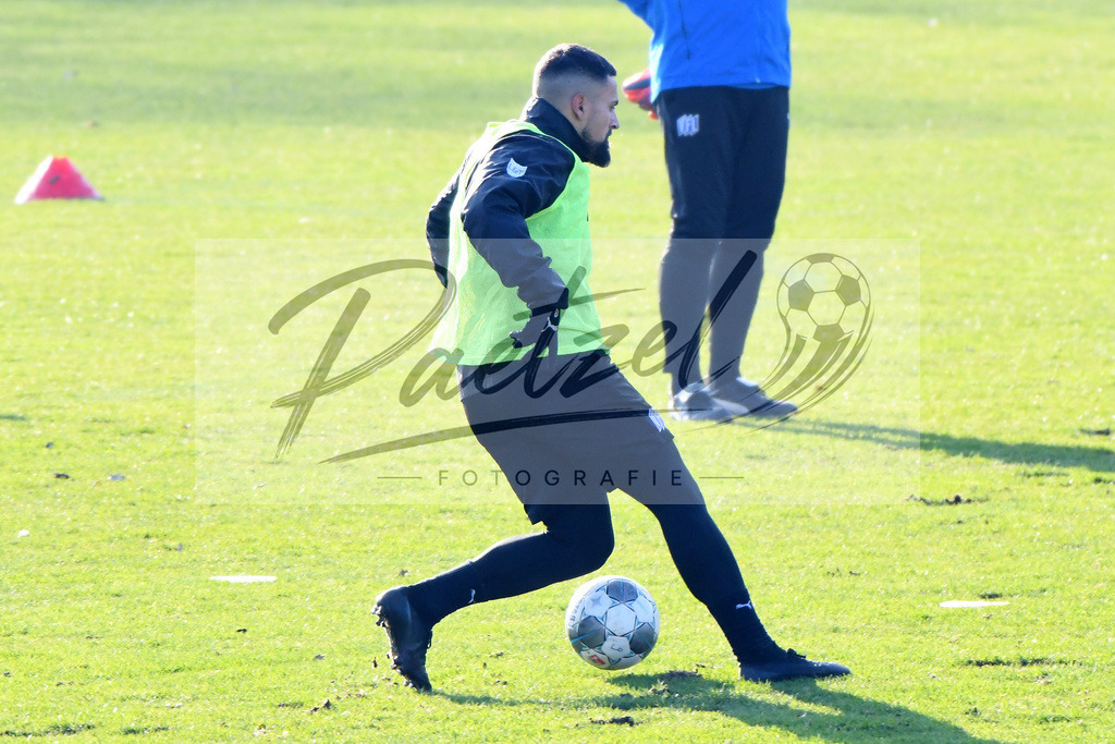 20200207_TRAOSN_0027 | Fußball, Herren: Marcos Alvarez (VfL Osnabrueck) in Aktion, am Ball, Einzelaktion waehrend der Trainingseinheit des VfL Osnabrueck im Sportpark Illoshoehe am 07.02.2020 in Osnabrueck, Deutschland. - Realisiert mit Pictrs.com