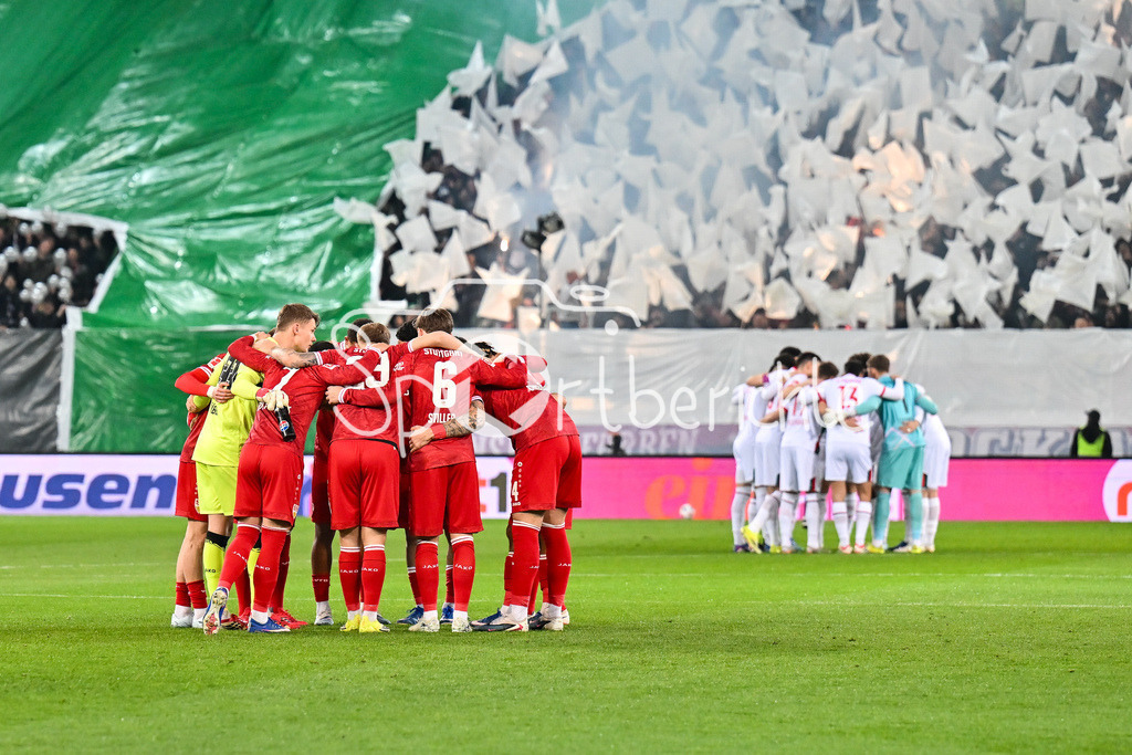 FC Augsburg - VfB Stuttgart | AUGSBURG, GERMANY - 22. MAERZ: im Bild das Team der Gäste im Kreis während dem Bundesligamatch zwischen dem FC Augsburg und dem VfB Stuttgart am 27. Spieltag in der WWK Arena / DFL REGULATIONS PROHIBIT ANY USE OF PHOTOGRAPHS AS IMAGE SEQUENCES AND/OR QUASI-VIDEO