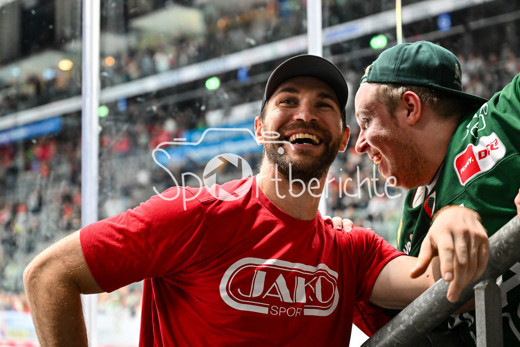 Augsburger Panther - Löwen Frankfurt | Die Spieler der Augsburger Panther feiern zusammen mit den Fans den Heimsieg gegen Frankfurt - Alexandre GRENIER (Augsburger Panther 82)  beim match zwischen den Augsburger Panthern und den Löwen Frankfurt am 8. Spieltag der Penny DEL im Curt Frenzel Stadion am 19.10.2025