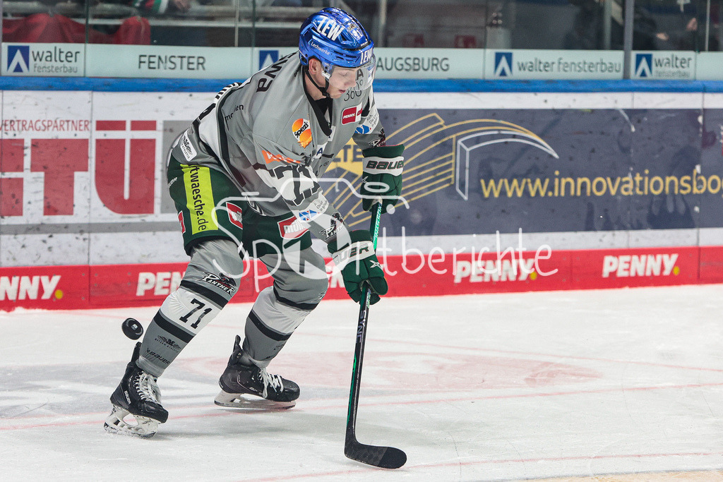 Augsburger Panther - Iserlohn Roosters | Marcel BARINKA (AEV #71) springt die Scheibe ueber den Schlaeger
