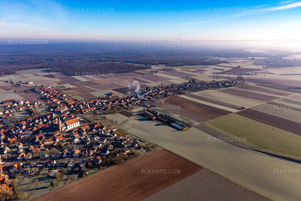 Aerial view: Longest village in Alsace in Schleithal in the state Bas-Rhin, France. – Photo: IMG_124074.jpg taken on 01/11/2021 by Werner Riehm/FLY-FOTO.com – Resolution of the original: 5383 x 3589 px