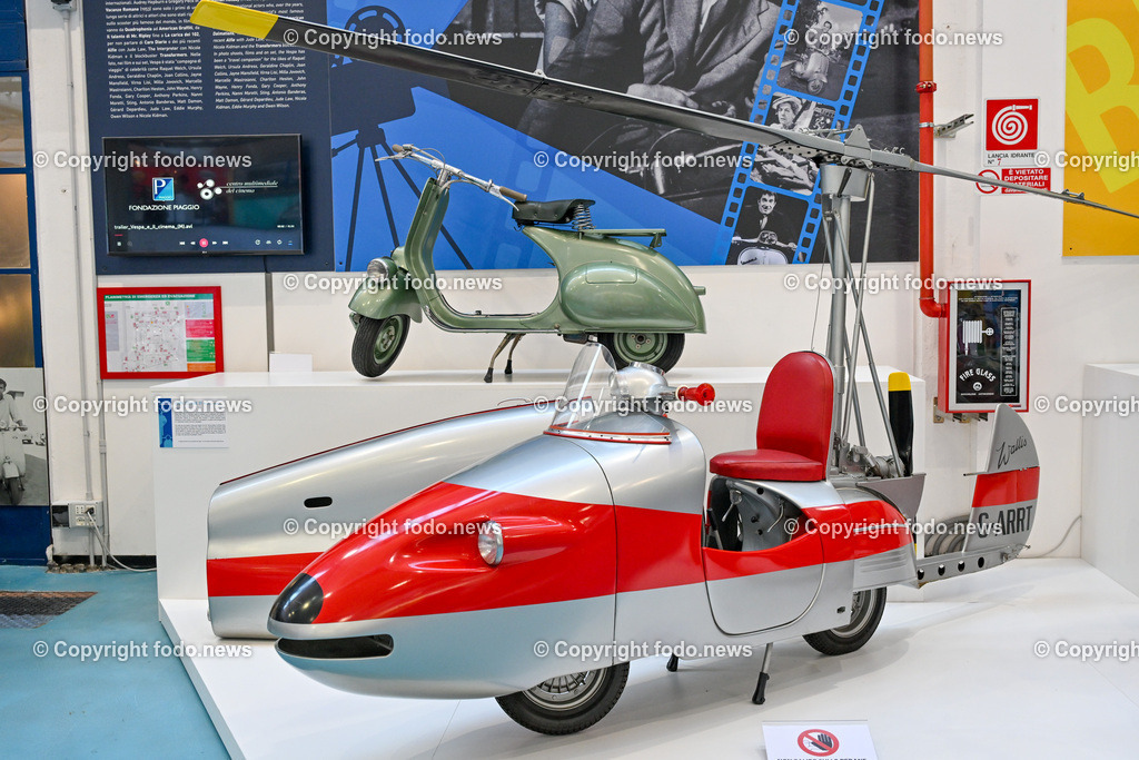 Italien_ Toskana_ Provinz Pisa_ Pontedera_ Vespa_ 29.05.2024-24 | 29.05.2024, Italien, ITA, Toskana, Pontedera im Bild Piaggio, Vespa, Museum

Piaggio ist ein italienischer Fahrzeughersteller mit Sitz in Pontedera. Das Unternehmen produziert verschiedene Mofas und Motorroller, unter anderem die Vespa, das Lastendreirad Ape sowie den Kleintransporter Porter. Zum Konzern gehören auch die Motorradmarken Aprilia, Derbi, Gilera, Laverda und Moto Guzzi. 
Quelle: Wikipedia