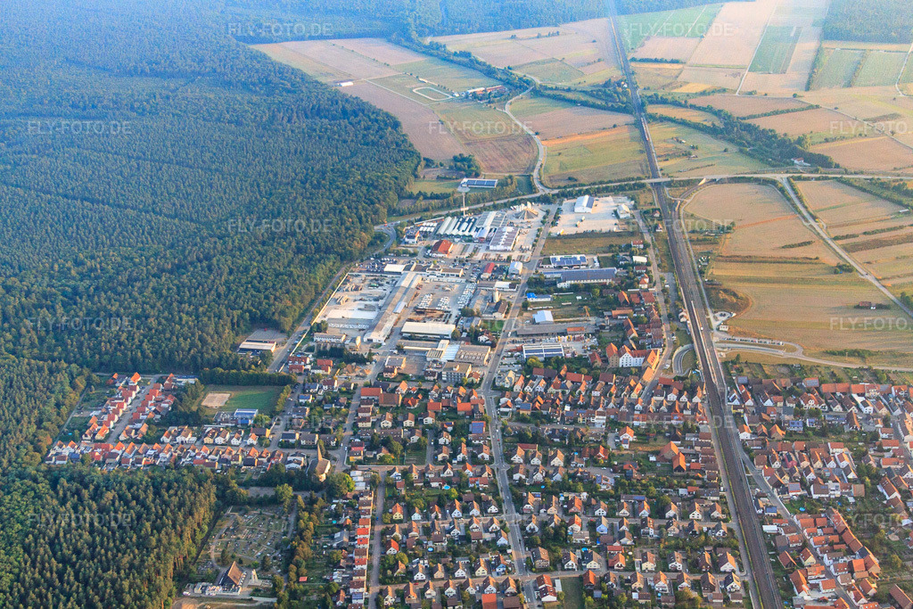 Luftbild: Ortsansicht von Süden im Ortsteil Friedrichstal in Stutensee im Bundesland Baden-Württemberg in Deutschland. Foto: IMG_52768.jpg vom 05.09.2012 durch Werner Riehm/FLY-FOTO.deAuflösung des Originals: 4752 x 3168 px