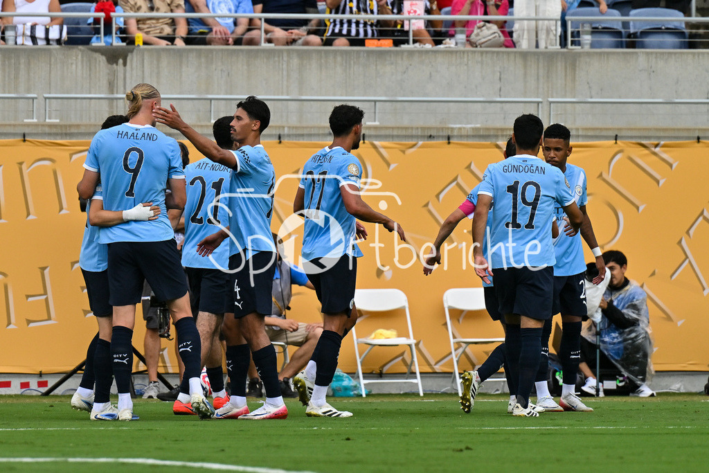 Juventus Turin - Manchester City | Jube der Englaender nach dem Treffer zum 1-4 durch Phil FODEN (Manchester City 47) / Tor / Torschuetze / Freude / Happy / FIFA Club World Cup: Juventus Turin - Manchester City, Camping World Stadium am 26.06.2025 / NOT FOR SALE IN USA