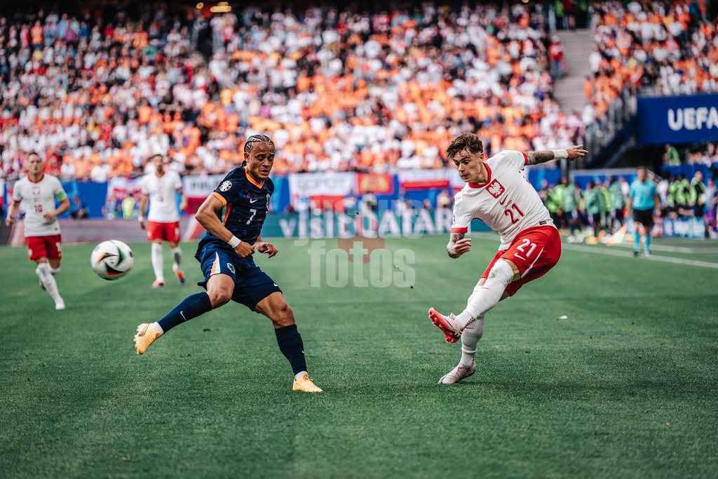Fußball | Herren | UEFA-Fußball-Europameisterschaft 2024 | Gruppe D | Polen vs. Niederlande | 16.06.2024 | Nicola Zalewski (#21, Polen) schießt