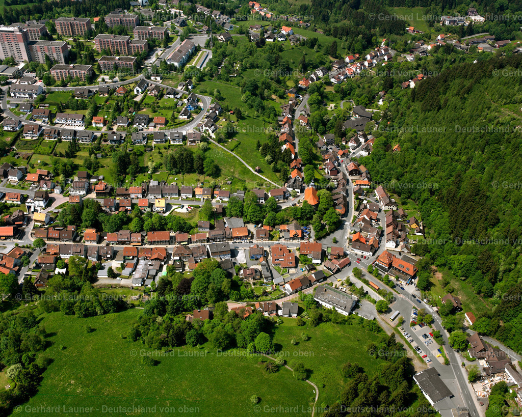 2638580 | ALTENAU 09.06.2006 Wohngebiet einer Einfamilienhaus- Siedlung  in Altenau im Bundesland Niedersachsen, Deutschland // Single-family residential area of settlement  in Altenau in the state Lower Saxony, Germany Foto: Gerhard Launer