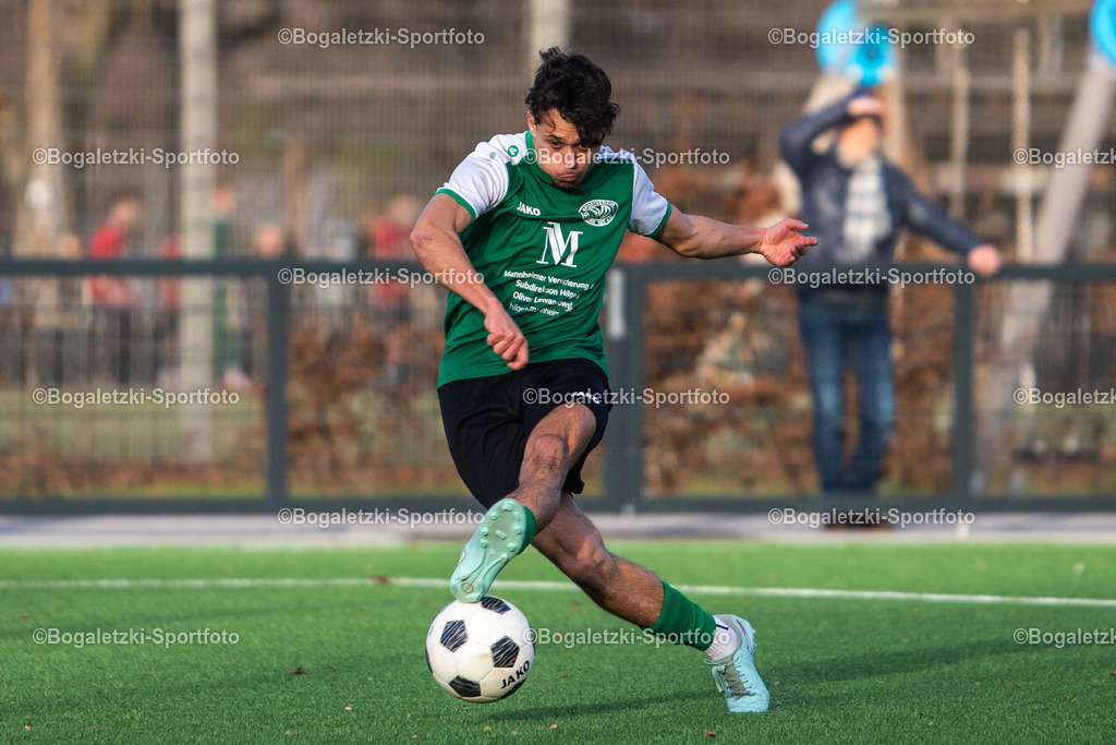 Kreispokal DU/MH/DIN, Achtelfinale, SV Duissern - Spvgg Meiderich 06/95, Duisburg, Germany | 17.01.2026, Fussball, Kreispokal DU/MH/DIN, SV Duissern -Spvgg Meiderich 06/95: Mark Kiss (SV Duissern #9) tritt beim Schuss über den Ball - Realisiert mit Pictrs.com
