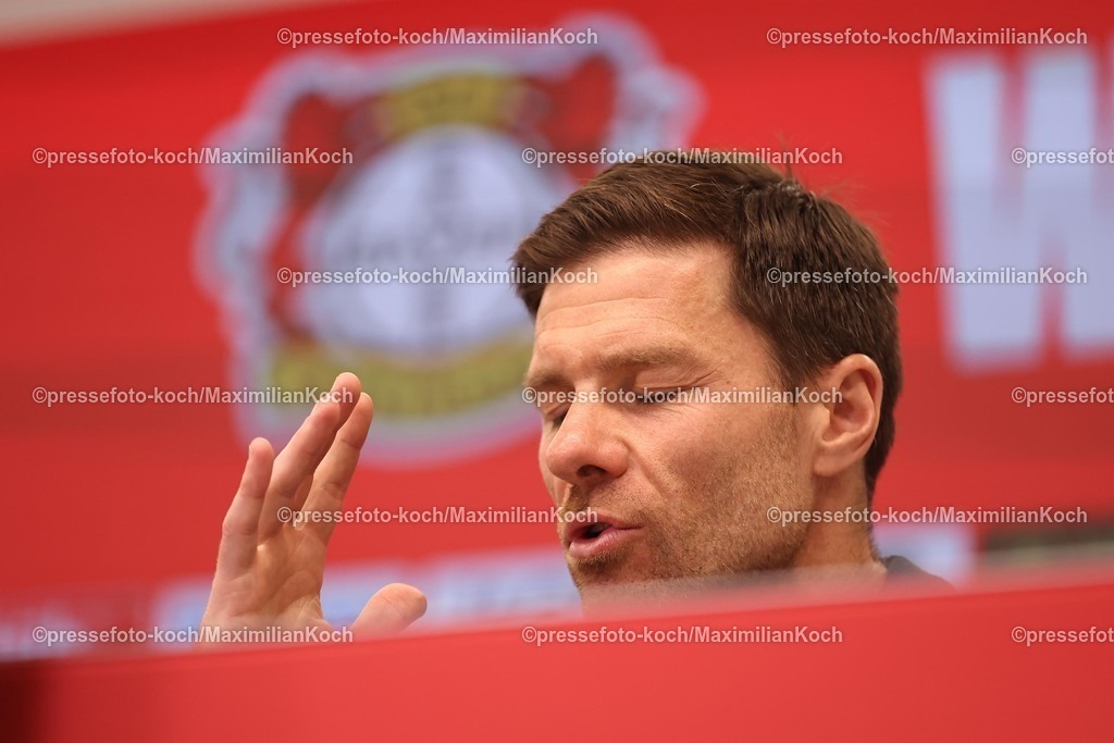 B0411052501116 | 11.05.2025, Fußball, Bayer 04 Leverkusen - Borussia Dortmund, 1. Fußball Bundesliga, 33. Spieltag, BayArena, Saison 2024 2025: Pressekonferenz mit den Trainern nach dem Spiel. Cheftrainer Xabi Alonso (Bayer 04 Leverkusen Trainer) DFB regulations prohibit any use of photographs as image sequences and or quasi-video.