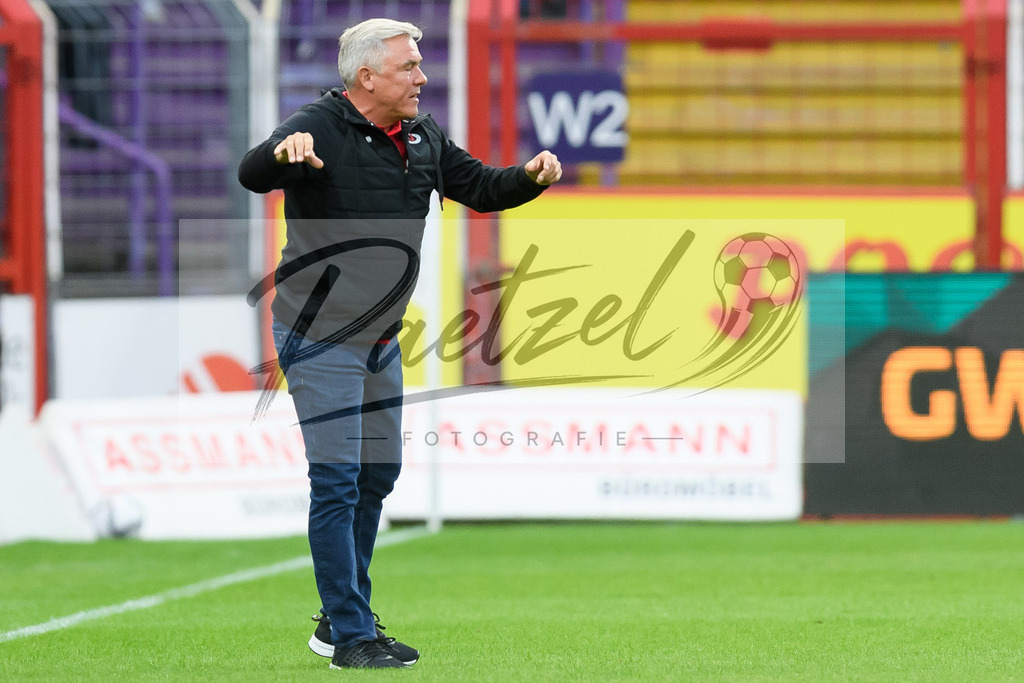 OSNVKO20210906_6 | Fussball, Herren: Trainer Olaf Janssen (FC Viktoria Koeln) gestikuliert beim Spiel der 3. Liga zwischen VfL Osnabrueck und FC Viktoria Koeln im Stadion an der Bremer Bruecke am 06.09.2021 in Osnabrueck, Deutschland.DFB / DFL REGULATIONS PROHIBIT ANY USE OF PHOTOGRAPHS AS IMAGE SEQUENCES AND/OR QUASI-VIDEO. - Realisiert mit Pictrs.com