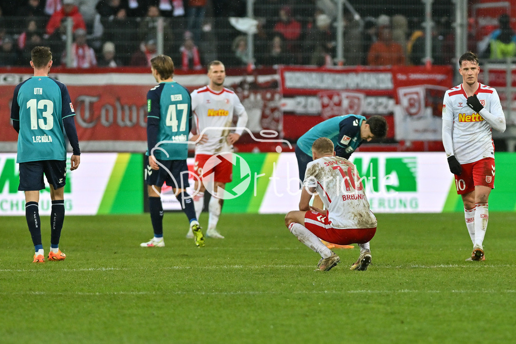 SSV Jahn Regensburg - 1. FC Köln | Niedergeschlagene Regensburger nach der Heimniederlage gegen den FC aus Koeln / Louis BREUNING (SSV Jahn Regensburg 16) / Christian VIET (SSV Jahn Regensburg 10) / 2. Bundesliga: SSV Jahn Regensburg - 1. FC Koen, Jahnstadion am 08.12.2024