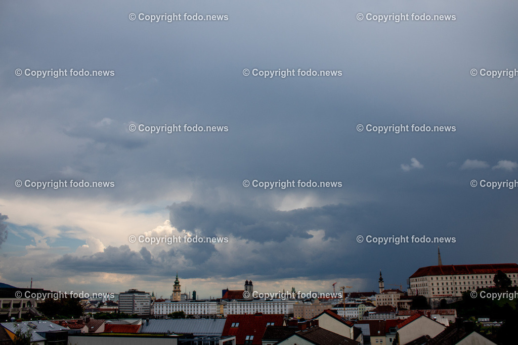 Linz_ Wetter_ Wolken_ 14.07.2025-5 | 14.07.2025, LINZ, AUT, Wetter, im Bild Themenbild, Wolken, Regenwolken, Himmel, Dunkel, Sturm, Unwetter, Wind, Farben, Symbolbild, Feature