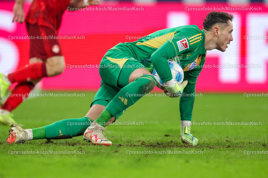 Schalke29112401099 | 29.11.2024, Fußball, FC Schalke 04 - 1. FC Kaiserslautern, 2. Fußball Bundesliga, Veltins-Arena Gelsenkirchen, Saison 2024 2025: Torwart Justin Heekeren (S04 #28)DFB regulations prohibit any use of photographs as image sequences and or quasi-video.