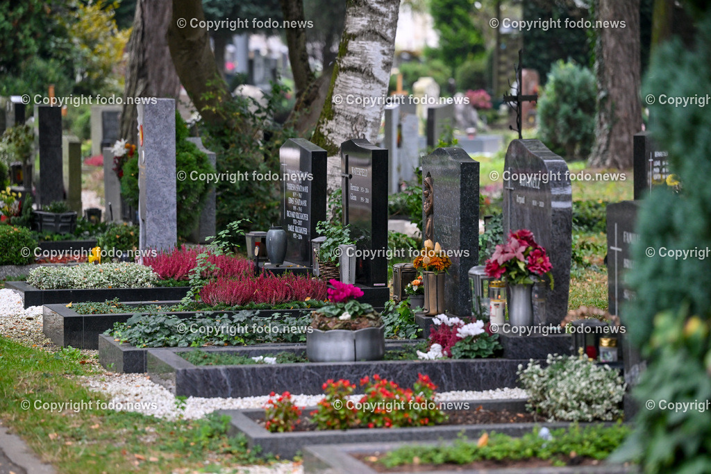 Friedhof_ Kreuz_ Kruzifix_ Jesu Christi_ Allerheiligen_ 20.10.2023-17 | 20.10.2023, Friedhof, AUT, Allerheiligen, Themenbilder im Bild Friedhof, Kreuz, Kruzifix, Jesu Christi, Allerheiligen, Engerl, Engel, Kerzen, Grab, Grablicht, Blumen, Symbolbild, Feature