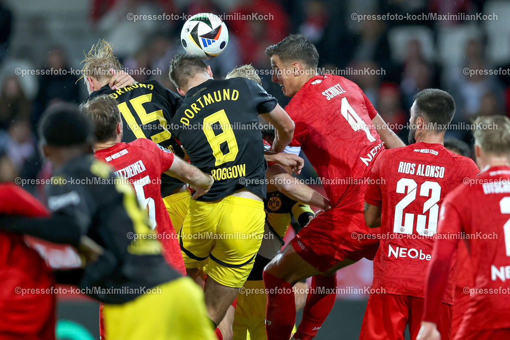 RWE3Liga25092401031 | 25.09.2024, Essen, Fußball,  Rot-Weiss Essen – Borussia Dortmund II (U23), bwin 3. Liga Herren, Stadion an der Hafenstraße, 7. Spieltag Saison 2024 2025: Strafraumaktion Ben Hüning (BVB II #15) und Franz Roggow (BVB II #8) gegen Michael Schultz (RWE #4) DFB regulations prohibit any use of photographs as image sequences and or quasi-video.