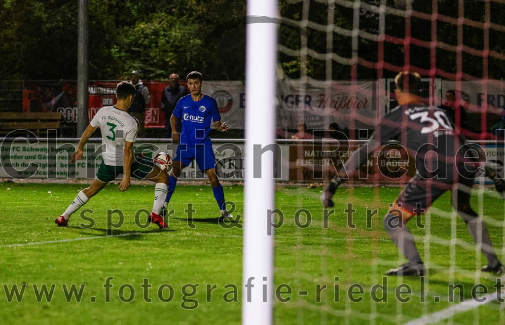 2023-10-13_012_FC_Schwaig_gegen_TSV_Ampfing | Oberding, Deutschland, 13.10.2023:
Fußball, Landesliga Südost 2023 / 2024, 16. Spieltag, FC Schwaig gegen TSV Ampfing, Endergebnis: 3:2

Roman Mavdryk (FC Schwaig, #3), Torwart Philipp Strunk (FC Schwaig, #30)

Foto: Christian Riedel / fotografie-riedel.net