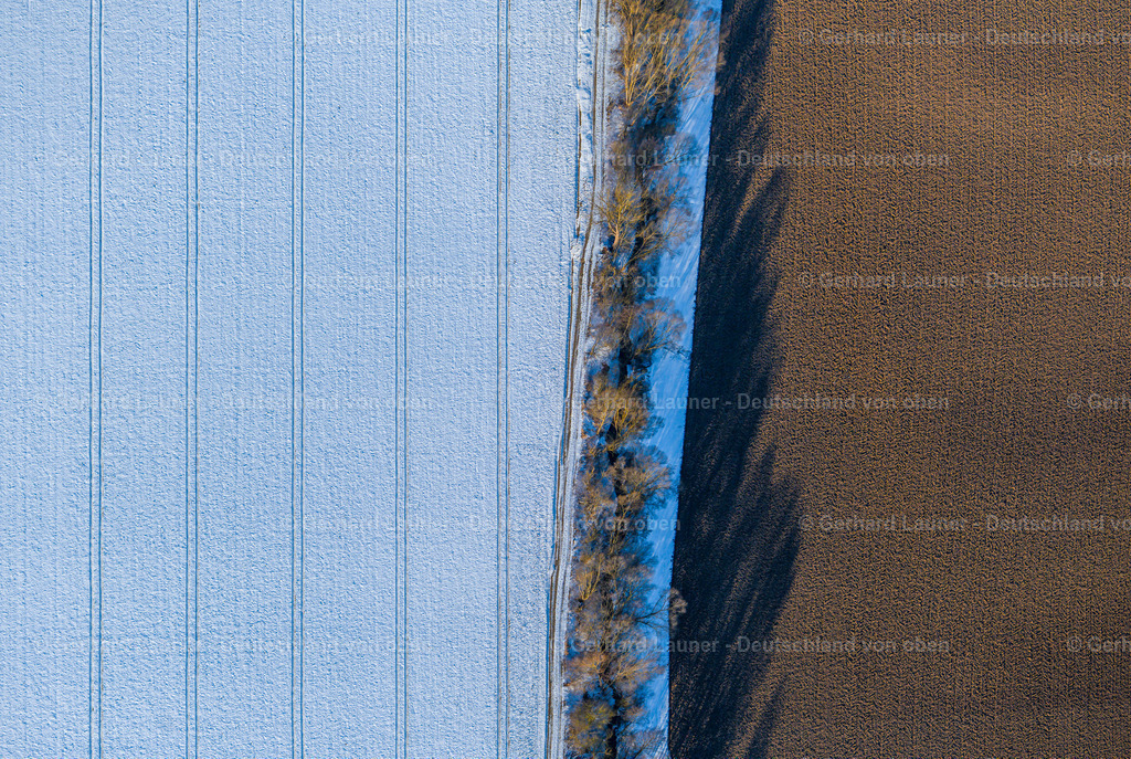 4043007 | BALLUFF 13.02.2021 Winterluftbild Bäume mit Schattenbildung durch Lichteinstrahlung zwischen weißem und braunen Feld in Balluff im Bundesland Baden-Württemberg, Deutschland. // Winter aerial view of trees with shadows caused by light irradiation between white and brown fields in Balluff in the state Baden-Wuerttemberg, Germany. Foto: Gerhard Launer