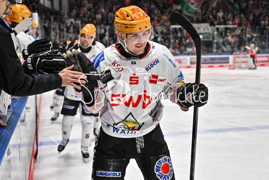 Augsburger Panther - Fischtown Pinguins | Jubel der Gaeste nach dem Treffer zum 0-3 durch Maxim RAUSCH (Fischtown Pinguins 53) / Freude / Happy / tor / torschuetze / DEL: Augsburger Panther - Fischtown Pinguins, Curt Frenzel Stadion am 08.01.2025