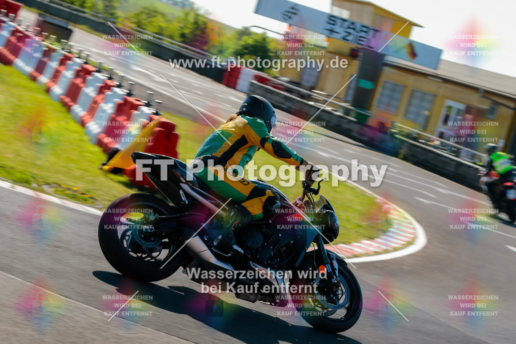 Moto-TeamOBK-21201 | Hier findet Ihr Bilder von Touristenfahrten auf der Nürburgring Nordschleife oder von anderen Veranstaltungen die ich besucht habe. Viel Spass beim Durch Schauen 