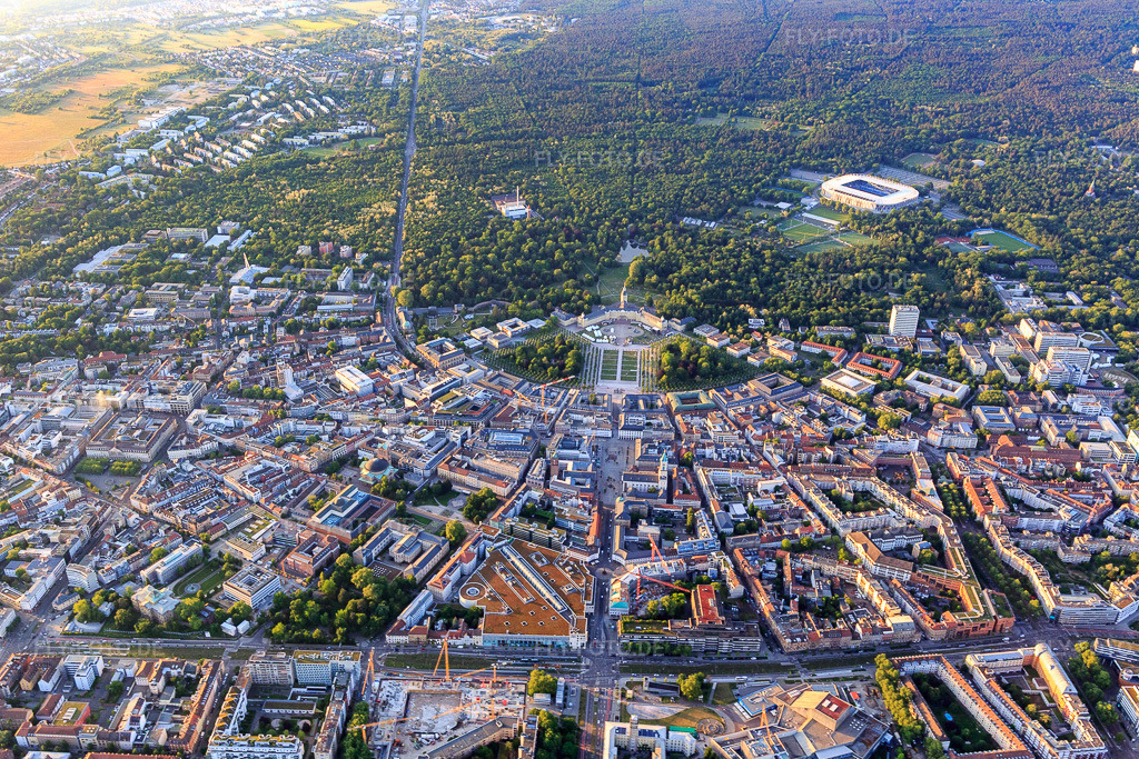 Luftbild: Stadtübersicht aus Süden mit Kriegstraße und Karl-Friedrich-Straße bis zum Schloss im Ortsteil Innenstadt-West in Karlsruhe im Bundesland Baden-Württemberg in Deutschland. Foto: IMG_146749.jpg vom 14.05.2025 durch Werner Riehm/FLY-FOTO.deSchreiben