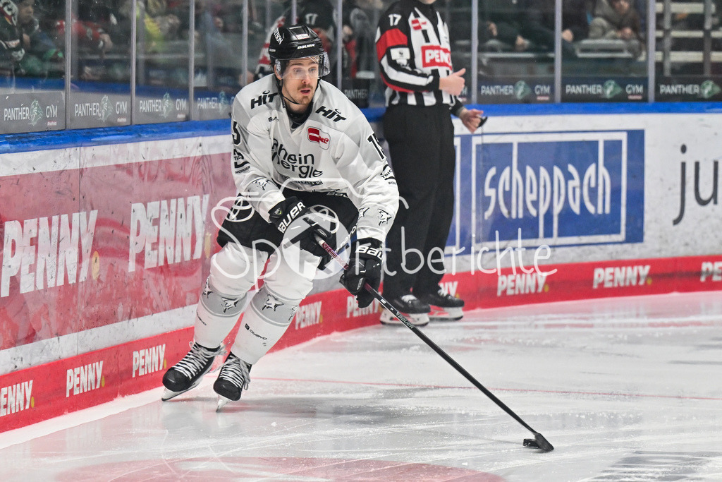 Augsburger Panther - Kölner Haie | aUGSBURG, GERMANY - 11. JANUARY: am Puck Louis-Marc AUBRY (Kölner Haie 15) / Einzelfoto / Freisteller während dem Match zwischen den Augsburger Panthern und den Kölner Haien am 39. Spieltag der penny DEL im Curt Frenzel Stadion