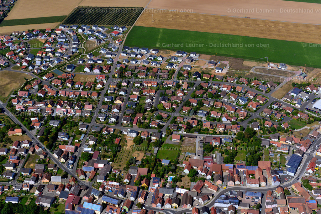 3650215 | UNTERPLEICHFELD 31.08.2016 Wohngebiet einer Einfamilienhaus- Siedlung am Rande von landwirtschaftlichen Feldern in Unterpleichfeld im Bundesland Bayern, Deutschland // Single-family residential area of settlement on the edge of agricultural fields in Unterpleichfeld in the state Bavaria, Germany Foto: Gerhard Launer