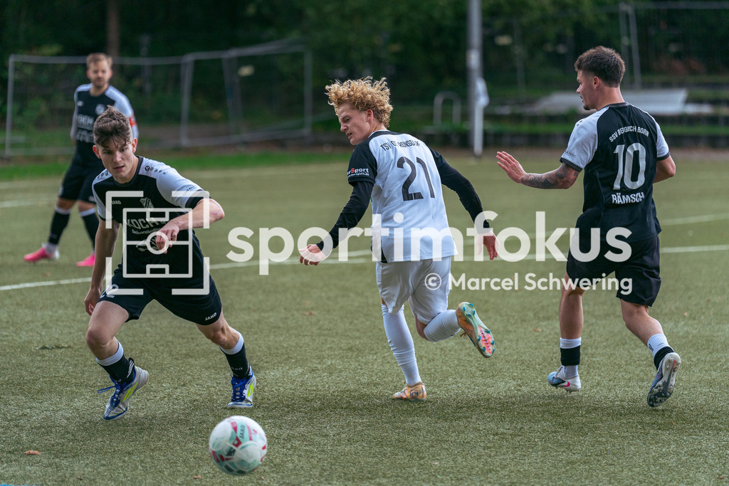 TSV 05 Ronsdorf – SSV Bergisch Born II | Hannes Jens Krüger (21, TSV 05 Ronsdorf) verliert den Ball gegen Leo Wuttke (22, SSV Bergisch Born II). Bezirksliga Niederrhein, Gruppe 2: TSV 05 Ronsdorf gegen SSV Bergisch Born II, Wuppertal, 11.10.2026. Endstand: 3:1. sportimfokus / Marcel Schwering - Realisiert mit Pictrs.com