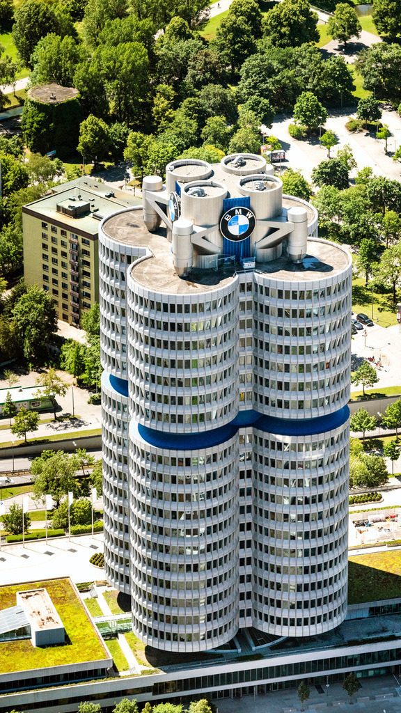 dr__0053671.jpg | MüNCHEN 12.06.2020 Herbstliche verfärbte Vegetationsansicht Verwaltungsgebäude des Unternehmens "Vierzylinder" der BMW AG am Petuelring im Ortsteil Milbertshofen-Am Hart in München im Bundesland Bayern, Deutschland. Weiterführende Informationen bei: BMW Bayerische Motoren Werke AG,  Prof. Burkhardt Ingenieure GmbH & Co. KG. // Autumnal discolored vegetation view administration building of the company "Vierzylinof" of BMW AG in the district Milbertshofen-Am Hart in Munich in the state Bavaria, Germany. Further information at: BMW Bayerische Motoren Werke AG,  Prof. Burkhardt Ingenieure GmbH & Co. KG. Foto: Daniel Reiter