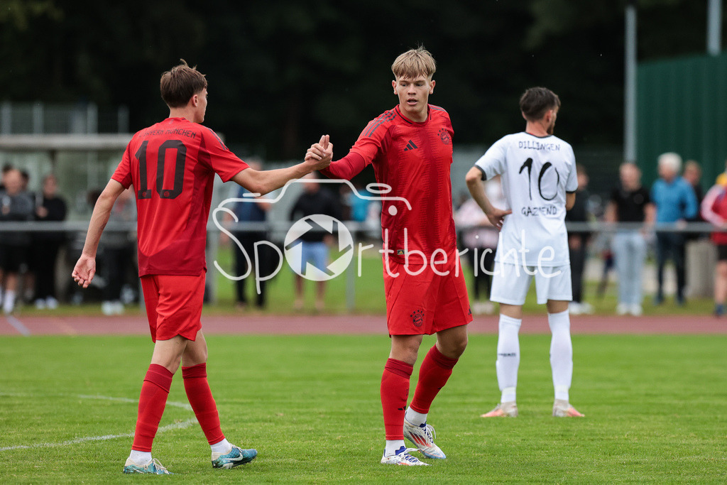 SSV Dillingen - FC Bayern Amateure | Die Bayern jubeln ueber einen Treffer beim Testspielerfolg in Dillingen / Jonathan Asp JENSEN (FCB #10) und Samuel UNSOELD (FCB #16)