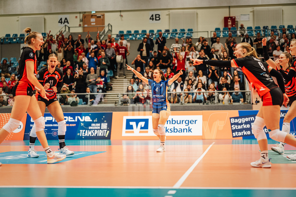 Volleyball | Frauen | Saison 2025/2026 | Volleyball Bundesliga | ETV Hamburger Volksbank Volleys vs. Dresdner SC | 15.11.2025 | ETV jubelt, v.l. Leonie Körtzinger (#7, ETV Hamburger Volksbank Volleys), Svea Frobel (#11, ETV Hamburger Volksbank Volleys), Sarah Stiriz (#4, ETV Hamburger Volksbank Volleys), Zoe Konjer (#8, ETV Hamburger Volksbank Volleys), Hannah Ammerman (#12, ETV Hamburger Volksbank Volleys) und Alexa Sophie Thaden (#15, ETV Hamburger Volksbank Volleys)