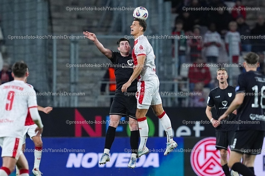 xYDRx02112502103 | 02.11.2025, xydrx, Fußball, 3.Liga, Rot-Weiss Essen - 1.FC Schweinfurt 05, Saison 2025 2026, Stadion an der Hafenstraße: Kevin Fery (1.FC Schweinfurt 05 #15) im Zweikampf gegen Michael Schultz (Rot-Weiss Essen #4)   DFB regulations prohibit any use of photographs as image sequences and or quasi-video.