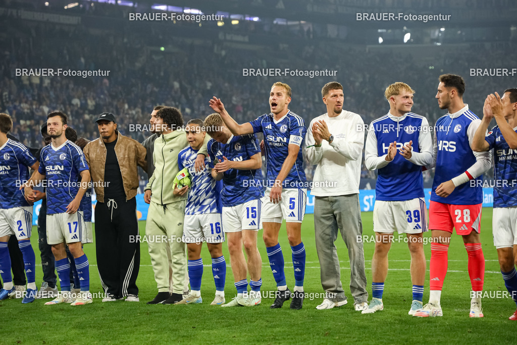 1_S04BER_20250801_4395.JPG -  - FC Schalke 04 - Hertha BSC Berlin - 2. Bundesliga | Gelsenkirchen, Deutschland, 01.08.25: Spieler von FC Schalke 04 feiern den Sieg waehrend des Spiels der 2. Bundesliga zwischen FC Schalke 04 - Hertha BSC Berlin in der Veltins-Arena am 01. August 2025 in Gelsenkirchen, Deutschland. (Foto von Stefan Brauer/Brauer-Fotoagentur)DFB/DFL REGULATIONS PROHIBIT ANY USE OF PHOTOGRAPHS AS IMAGE SEQUENCES AND/OR QUASI-VIDEO.