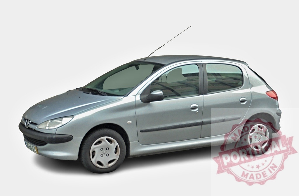 Silver Peugeot 206 Showing its Left Side on White Background | Studio shot of a silver Peugeot 206 from the left side, isolated on a white background - Realisiert mit Pictrs.com