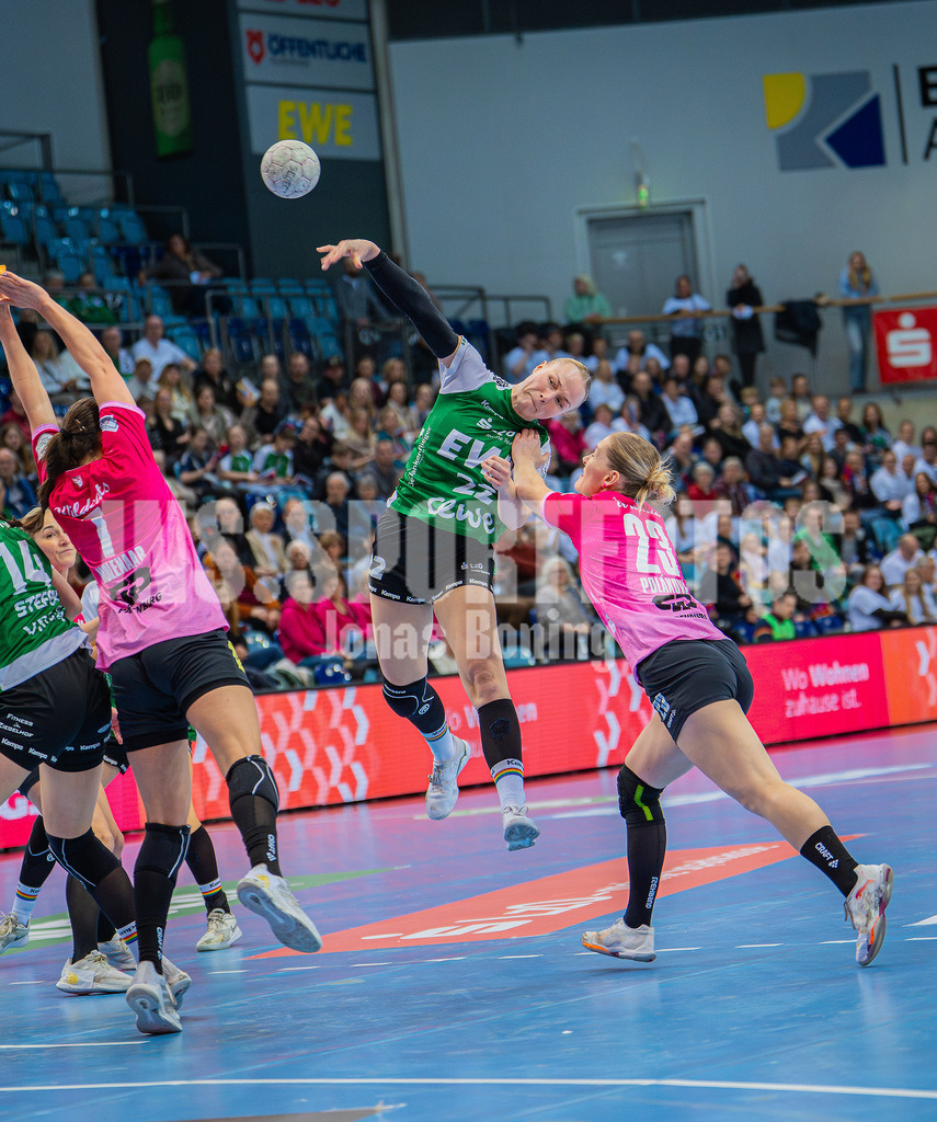 Handball I Frauen I Saison 2025-2026 I 1. HBF I 15. Spieltag I VFL Oldenburg - SV Union Halle-Neustadt 0028 | Lotta Röpcke (22, VfL Oldenburg) gegen Marie Polakova (23, SV Union Halle-Neustadt) - Realisiert mit Pictrs.com