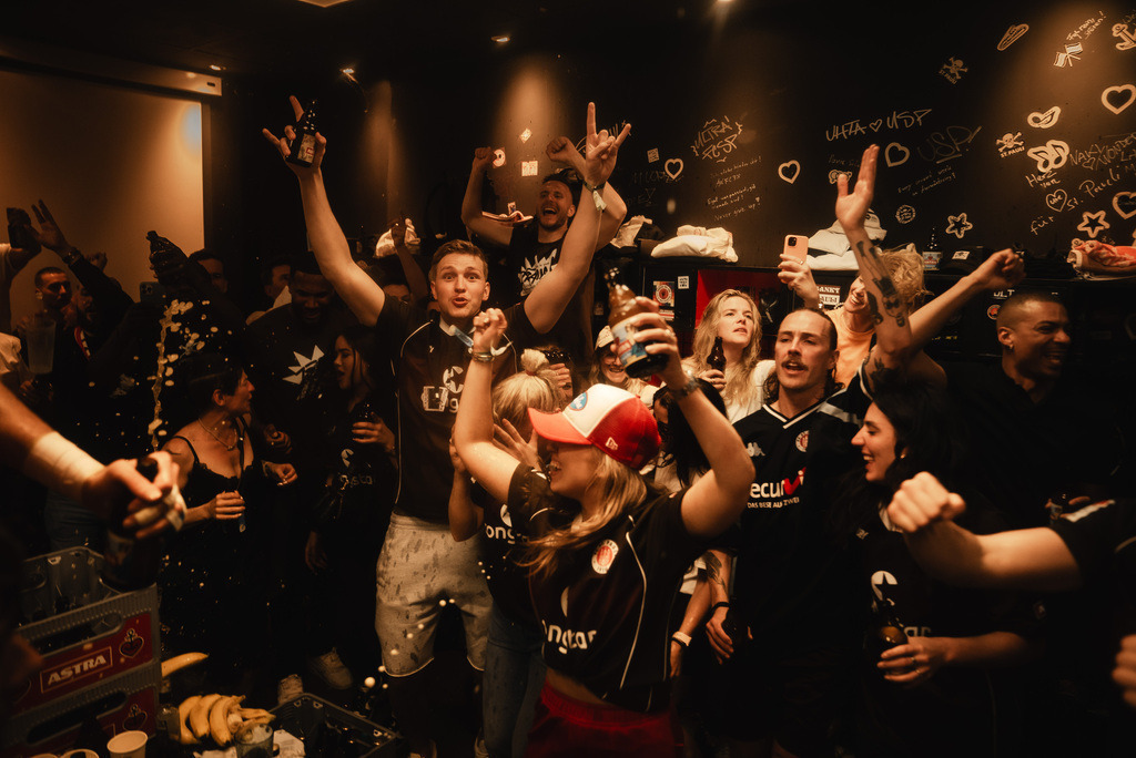 DSC04011 | Der offizielle Shop für FC St. Pauli Fotos. Wähle aus Spielszenen & Fanmomenten dein FCSP Wunschformat. Wir liefern Millerntor-Atmosphäre.