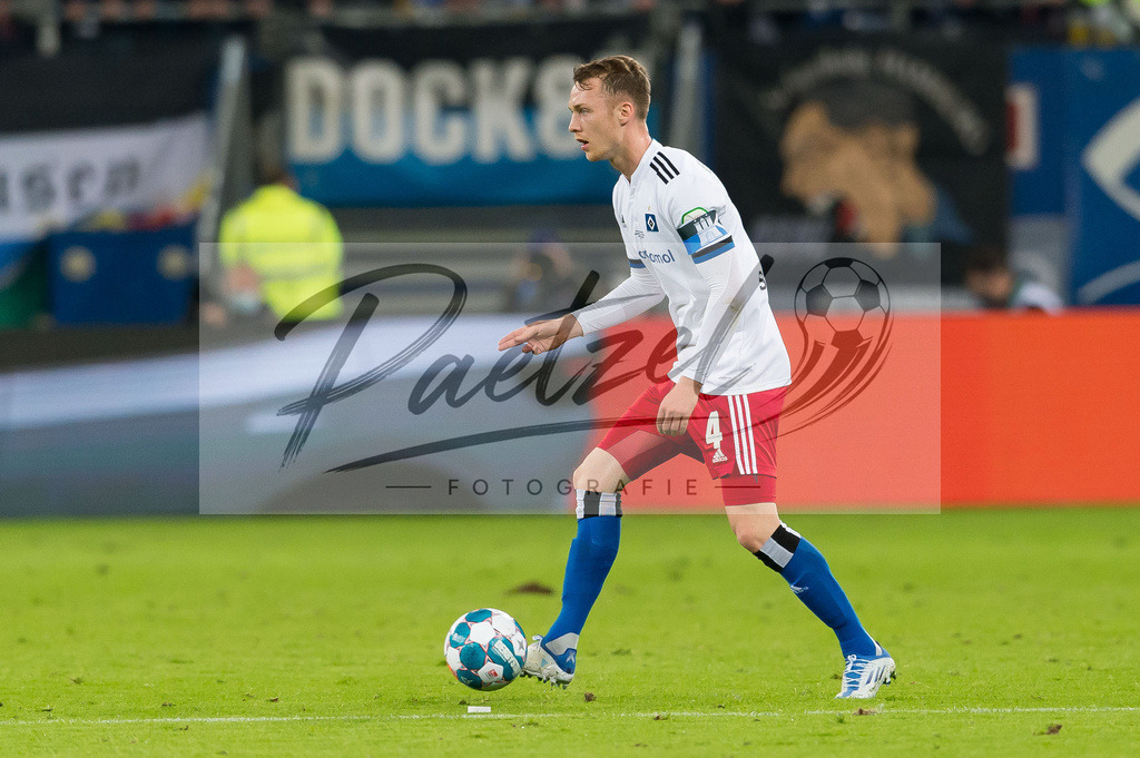 HSVSCF20220419_092 | Fussball, Herren: Sebastian Schonlau (Hamburger SV) in Aktion, am Ball, Einzelaktion beim DFB-Pokal-Halbfinalspiel zwischen Hamburger SV und SC Freiburg im Volksparkstadion am 19.04.2022 in Hamburg, Deutschland.DFB / DFL REGULATIONS PROHIBIT ANY USE OF PHOTOGRAPHS AS IMAGE SEQUENCES AND/OR QUASI-VIDEO. - Realisiert mit Pictrs.com