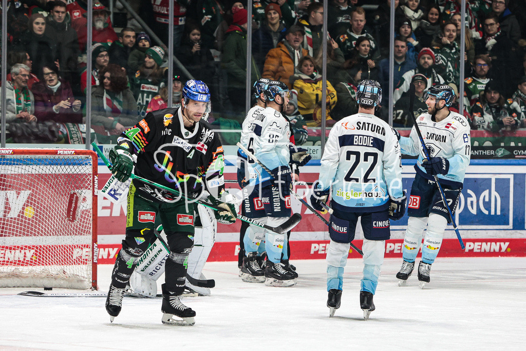 Augsburger Panther - ERC Ingolstadt | Jubel der Gaeste nach dem Tor zum 0-4 durch Daniel PIETTA (ING #86)
