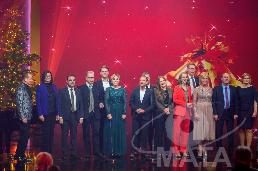 _DWI6222 | Volker Heißmann, Ilse Aigner (CSU, Landtagspräsidentin), Klaus Holetscheck (CSU, MdL), Florian Streibl (Frei Wähler, MdL), Thomas von Sarnowski (Bündnis 90/Die Grünen, MdL), Katharina Schulze ( Bündnis 90/Die Grünen, MdL), Thorsten Glauber (Frei Wähler, Staatsminister für Umwelt und Verbraucherschutz), Christian Bernreiter (CSU, Staatsminister für Wohnen, Bau und Verkehr), Ronja Endres (SPD, MdL),Eva Lettenbauer (Bündnis 90/Die Grünen, MdL), Markus Blume (CSU, Staatsminister für Wissenschaft und Kunst ), Ulrike Scharf (CSU, Staatsministerin für Familie, Arbeit und Soziales), Hubert Aiwanger (Freie Wähler, Wirtschaftsminister), Katrin Ebner-Steiner (AFD, MdL) bei '30 Jahre Sternstunden-Gala 2023' in der Frankenhalle. Nürnberg, 15.12.2023 - Realisiert mit Pictrs.com