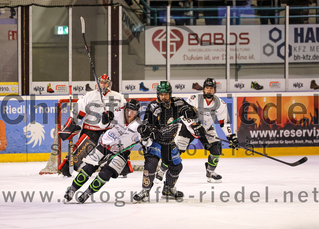 2024-03-15_021_TSV_Erding_gegen_EHC_Koenigsbrunn | Erding, Deutschland, 15.03.2024:
Eishockey, Bayernliga Playoffs 2023 / 2024, 3. Spieltag, TSV Erding gegen EHC Königsbrunn, Endergebnis: 3:4 n. V.

Torwart Stefan Vajs (EHC Königsbrunn, #32), Daniel Krzizok (Erding Gladiators, #18), David Farny (EHC Königsbrunn, #67)

Foto: Christian Riedel / fotografie-riedel.net