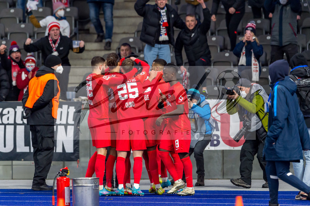 BSCRBL20220220_081 | Fussball, Herren: Christopher Nkunku (RB Leipzig) Torjubel, jubelt mit seiner Mannschaft nach dem Treffer zum 1:2 bei dem Spiel der 1. Bundesliga zwischen Hertha BSC und RB Leipzig im Olypiastadion am 20.02.2022 in Berlin, Deutschland.DFB / DFL REGULATIONS PROHIBIT ANY USE OF PHOTOGRAPHS AS IMAGE SEQUENCES AND/OR QUASI-VIDEO. - Realisiert mit Pictrs.com