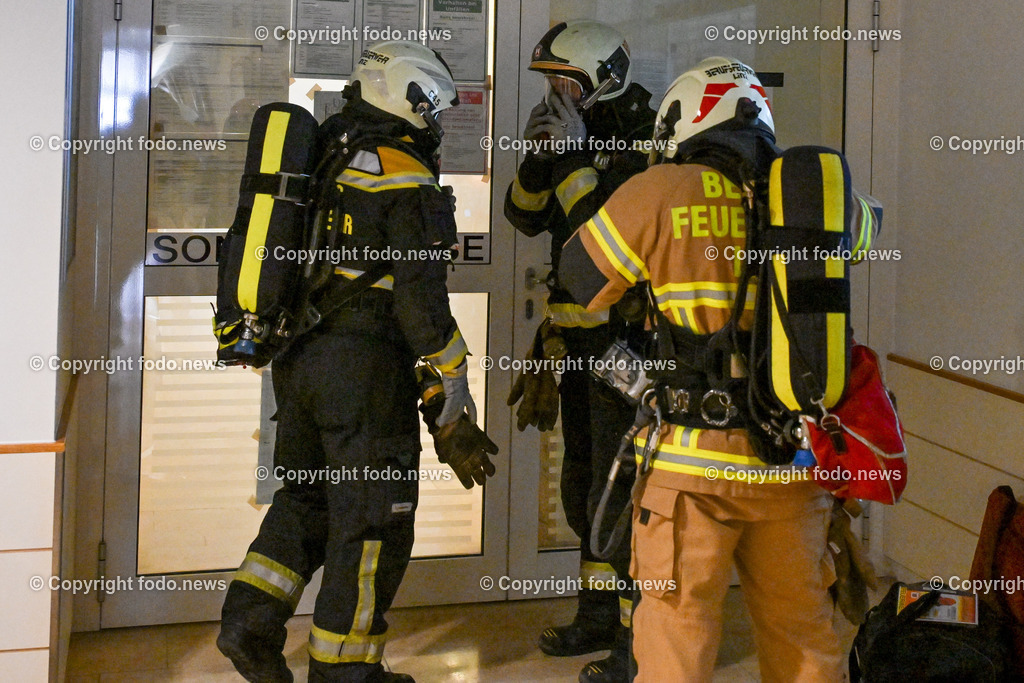 Krankenhaus der Barmherzigen Brueder_ Katastrophenuebung_ 12.06.2024-12 | 12.06.2024, Linz, AUT, Krankenhaus der Barmherzigen Brueder, Katastrophenuebung, im Bild Einsatzkraefte, Rettung der Patienten und Besucher, Feuerwehr, Aerzte, Personal