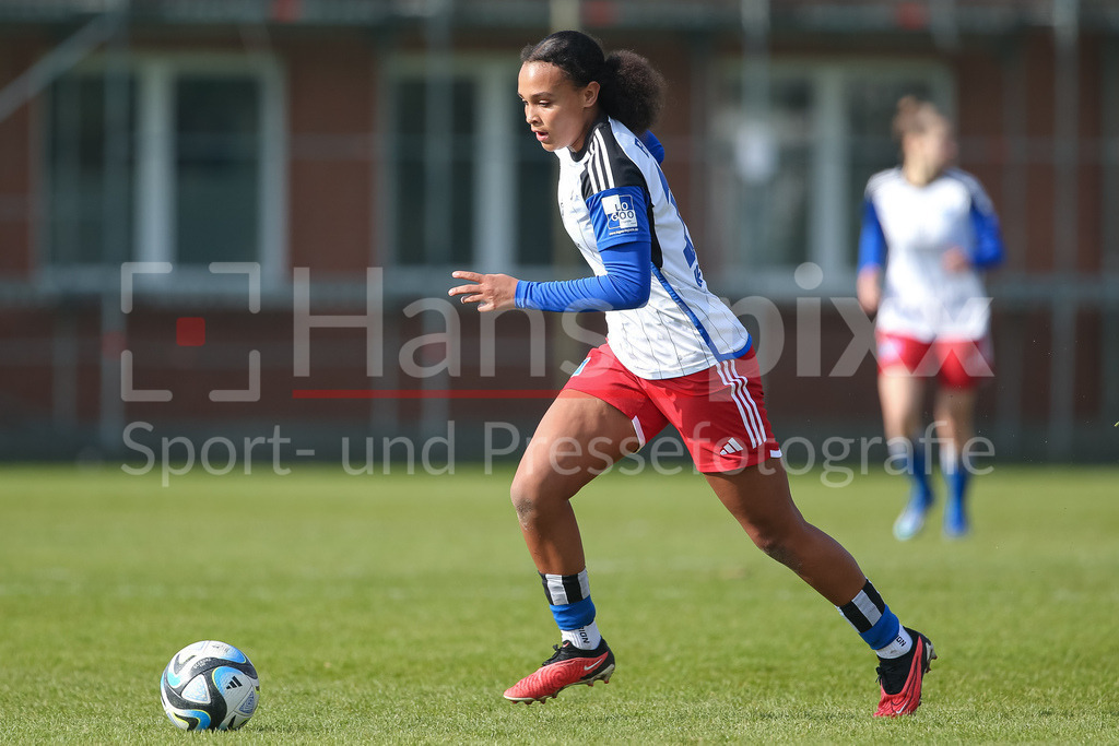 Fussball, 2. Frauen-Bundesliga, Hamburger SV - Eintracht Frankfurt II | v.li.: Lisa Baum (Hamburger SV, 11) am Ball, Einzelbild, Ganzkörper, Aktion, Action, Spielszene, DIE DFB-RICHTLINIEN UNTERSAGEN JEGLICHE NUTZUNG VON FOTOS ALS SEQUENZBILDER UND/ODER VIDEOÄHNLICHE FOTOSTRECKEN. DFB REGULATIONS PROHIBIT ANY USE OF PHOTOGRAPHS AS IMAGE SEQUENCES AND/OR QUASI-VIDEO.