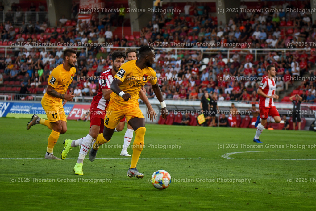 Fussball, 3. Liga, Wuerzburg Kickers vs. SG Sonnenhof Grossaspach, 30.07.2019 | Fussball, 3. Liga, Wuerzburg Kickers vs. SG Sonnenhof Grossaspach, 30.07.2019; in der Flyeralarm ARENA in Wuerzburg, (Deutschland)

Bild:  Dimitry Imbongo Boele 28 (SG Sonnenhof Grossaspach)

DFL REGULATIONS PROHIBIT ANY USE OF PHOTOGRAPHS as IMAGE SEQUENCES and/or QUASI-VIDEO. - Realisiert mit Pictrs.com